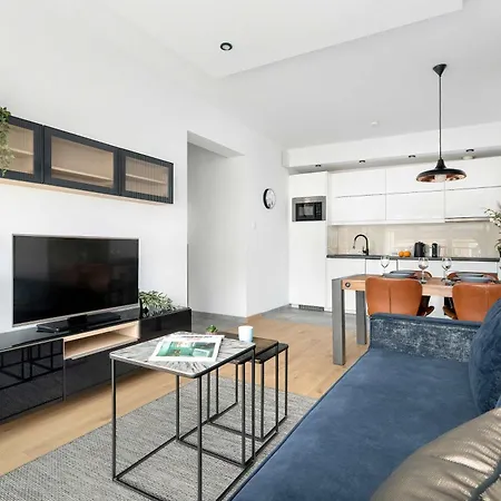 Апартаменти Modern Family With Parking And Balcony In The Center By Renters *