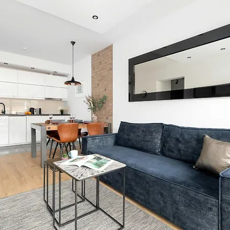 Modern Family With Parking And Balcony In The Center By Renters *
