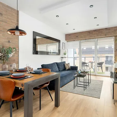 Modern Family With Parking And Balcony In The Center By Renters *