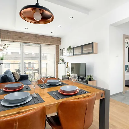 Апартаменти Modern Family With Parking And Balcony In The Center By Renters
