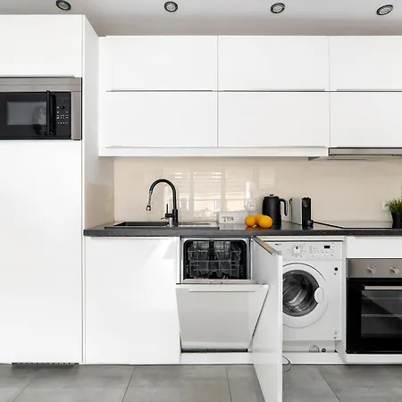 Апартаменти Modern Family With Parking And Balcony In The Center By Renters