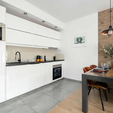 Modern Family With Parking And Balcony In The Center By Renters 아파트 *